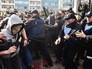 Участники акций в защиту Надежды Савченко пытаются прорваться к консульству Российской Федерации в Одессе Участники акций в защиту Надежды Савченко пытаются прорваться к консульству Российской Федерации в Одессе