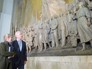 Сергей Собянин на открытии горельефа «Знаменосцу мира, советскому народу — слава!» Сергей Собянин на открытии горельефа «Знаменосцу мира, советскому народу — слава!»