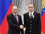 Президент России Владимир Путин и сержант полиции Артём Королюк на церемонии вручения государственных наград и присвоения почетных званий Президент России Владимир Путин и сержант полиции Артём Королюк на церемонии вручения государственных наград и присвоения почетных званий