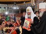 Патриарх Московский и всея Руси Кирилл дарит книги детям на торжественном мероприятии в Москве по случаю Дня православной книги Патриарх Московский и всея Руси Кирилл дарит книги детям на торжественном мероприятии в Москве по случаю Дня православной книги