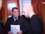 Житель квартиры, имеющий задолжность, беседует с судебным приставом Житель квартиры, имеющий задолжность, беседует с судебным приставом
