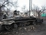 Разбитая военная техника и разрушенные частные дома в результате боевых действий на юго-востоке Украины Разбитая военная техника и разрушенные частные дома в результате боевых действий на юго-востоке Украины
