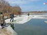 Жители переходят реку по льду Жители переходят реку по льду
