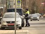 Инспектор ДПС проверят права у водителя Инспектор ДПС проверят права у водителя