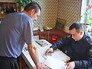 Судебный пристав общается с должником Судебный пристав общается с должником