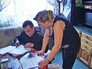 Судебный пристав общается с должником Судебный пристав общается с должником