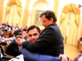 Заместителя губернатора Одесской области выносят на руках с трибуны в здании администрации Заместителя губернатора Одесской области выносят на руках с трибуны в здании администрации