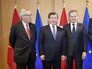 Жан-Клод Юнкер, Ахмет Давутоглу и Дональд Туск Жан-Клод Юнкер, Ахмет Давутоглу и Дональд Туск