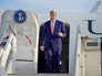 Госсекретарь США Джон Керри выходит из самолета Госсекретарь США Джон Керри выходит из самолета