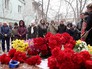 Цветы у представительства Ростовской области в Москве в память о погибших при крушении самолета Boeing 737-800 в Ростове-на-Дону Цветы у представительства Ростовской области в Москве в память о погибших при крушении самолета Boeing 737-800 в Ростове-на-Дону