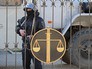 Сотрудник правоохранительных органов у здания Донецкого городского суда Ростовской области Сотрудник правоохранительных органов у здания Донецкого городского суда Ростовской области