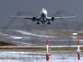Пассажирский самолет заходит на посадку Пассажирский самолет заходит на посадку