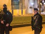 Сотрудники полиции у закрытой станции метро "Маэльбек" в Брюсселе Сотрудники полиции у закрытой станции метро "Маэльбек" в Брюсселе