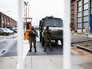 Военнослужащие обеспечивают безопасность в аэропорту "Завентем" в Брюсселе Военнослужащие обеспечивают безопасность в аэропорту "Завентем" в Брюсселе
