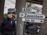 Сотрудники полиции обеспечивают безопасность в аэропорту "Завентем" в Брюсселе Сотрудники полиции обеспечивают безопасность в аэропорту "Завентем" в Брюсселе