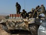 Солдаты сирийской армии загружают боекомплект в танк Т-72 на переднем крае в горах в 10 км от Пальмиры Солдаты сирийской армии загружают боекомплект в танк Т-72 на переднем крае в горах в 10 км от Пальмиры