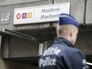 Офицер полиции Бельгии около входа в метро Офицер полиции Бельгии около входа в метро