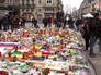 Люди зажигают свечи в честь погибших Люди зажигают свечи в честь погибших