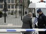 Полицейский обеспечивает безопасность в Брюсселе Полицейский обеспечивает безопасность в Брюсселе