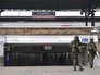 Военные обеспечивают безопасность у входа в метро в Брюсселе Военные обеспечивают безопасность у входа в метро в Брюсселе