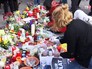 Цветы и свечи в память о погибших в терактах в Брюсселе Цветы и свечи в память о погибших в терактах в Брюсселе