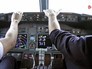 Пилоты самолета Boeing в кабине Пилоты самолета Boeing в кабине