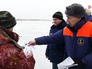 Спасатели МЧС общаются с рыбаками Спасатели МЧС общаются с рыбаками