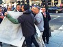 Охрана Эрдогана оттесняет митингующих Охрана Эрдогана оттесняет митингующих