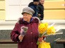 Женщина продает цветы Женщина продает цветы