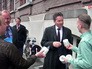 Министр финансов Нидерландов Йерун Дейсселблум получает туалетную бумагу Министр финансов Нидерландов Йерун Дейсселблум получает туалетную бумагу