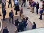 Охрана Эрдогана оттесняет митингующих против политики Турции Охрана Эрдогана оттесняет митингующих против политики Турции