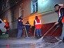 Коммунальщики моют мостовую шампунем Коммунальщики моют мостовую шампунем