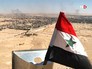 Флаг Сирии на фоне города Флаг Сирии на фоне города