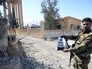 Боец сирийской армии в освобожденном от боевиков городе Эль-Карьятейне Боец сирийской армии в освобожденном от боевиков городе Эль-Карьятейне