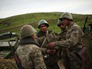 Военнослужащие на артиллерийской позиции в зоне карабахского конфликта Военнослужащие на артиллерийской позиции в зоне карабахского конфликта
