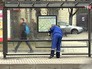 Коммунальщики моют остановку Коммунальщики моют остановку