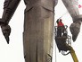 Коммунальщики моют памятник Гагарину на Ленинском проспекте Коммунальщики моют памятник Гагарину на Ленинском проспекте