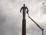 Коммунальщики моют памятник Гагарину на Ленинском проспекте Коммунальщики моют памятник Гагарину на Ленинском проспекте