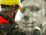 Коммунальщики моют памятник Гагарину на Ленинском проспекте Коммунальщики моют памятник Гагарину на Ленинском проспекте