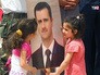 Сирийские дети держат портрет Башара Асада Сирийские дети держат портрет Башара Асада