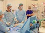 Хирурги проводят операцию Хирурги проводят операцию
