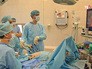 Хирурги проводят операцию Хирурги проводят операцию