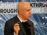 Бизнесмен Юрий Мильнер демонстрирует модель наноробота Бизнесмен Юрий Мильнер демонстрирует модель наноробота