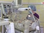 Врач осматривает новорожденную Врач осматривает новорожденную