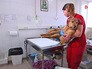 Ветеринары осматривают собаку Ветеринары осматривают собаку