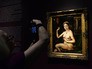 Посетительница фотографирует картину Джулио Романо "Дама за туалетом" Посетительница фотографирует картину Джулио Романо "Дама за туалетом"