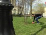 Мужчина убирает за своим питомцем Мужчина убирает за своим питомцем