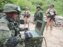Военнослужащий армии Белоруссии демонстрирует работу системы радиоэлектронной разведки Военнослужащий армии Белоруссии демонстрирует работу системы радиоэлектронной разведки