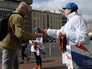 Волонтеры раздают георгиевские ленточки в центре Москвы в рамках акции "Георгиевская ленточка" Волонтеры раздают георгиевские ленточки в центре Москвы в рамках акции "Георгиевская ленточка"