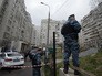 Сотрудники правоохранительных органов у жилого дома на юге Москвы, где были обнаружены оружие и боеприпасы Сотрудники правоохранительных органов у жилого дома на юге Москвы, где были обнаружены оружие и боеприпасы